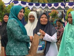 Safari Ramadhan di Wawo, TP PKK Kabupaten Bima Berbagi Mukenah dan Takjil untuk Warga